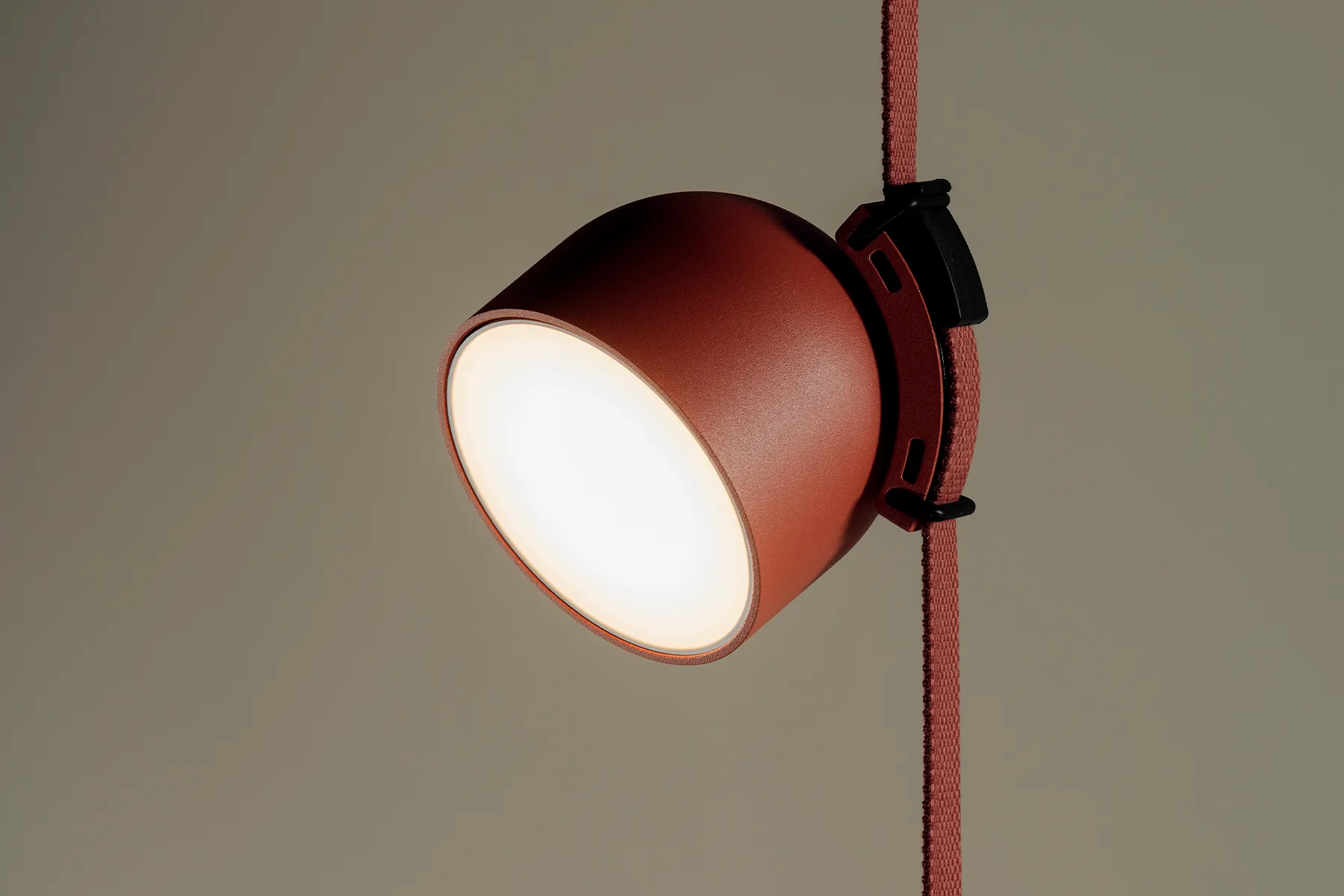 Luminaria de diseño Plusminus de Vibia en showroom de Mallorca