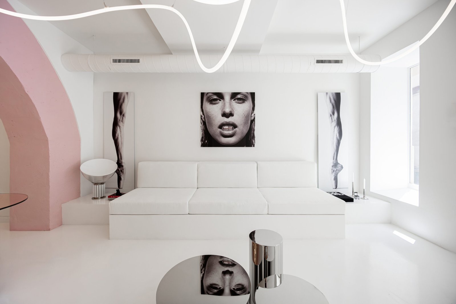 Iluminación continua en la vivienda Cyberpink de Minimal Studio en Mallorca