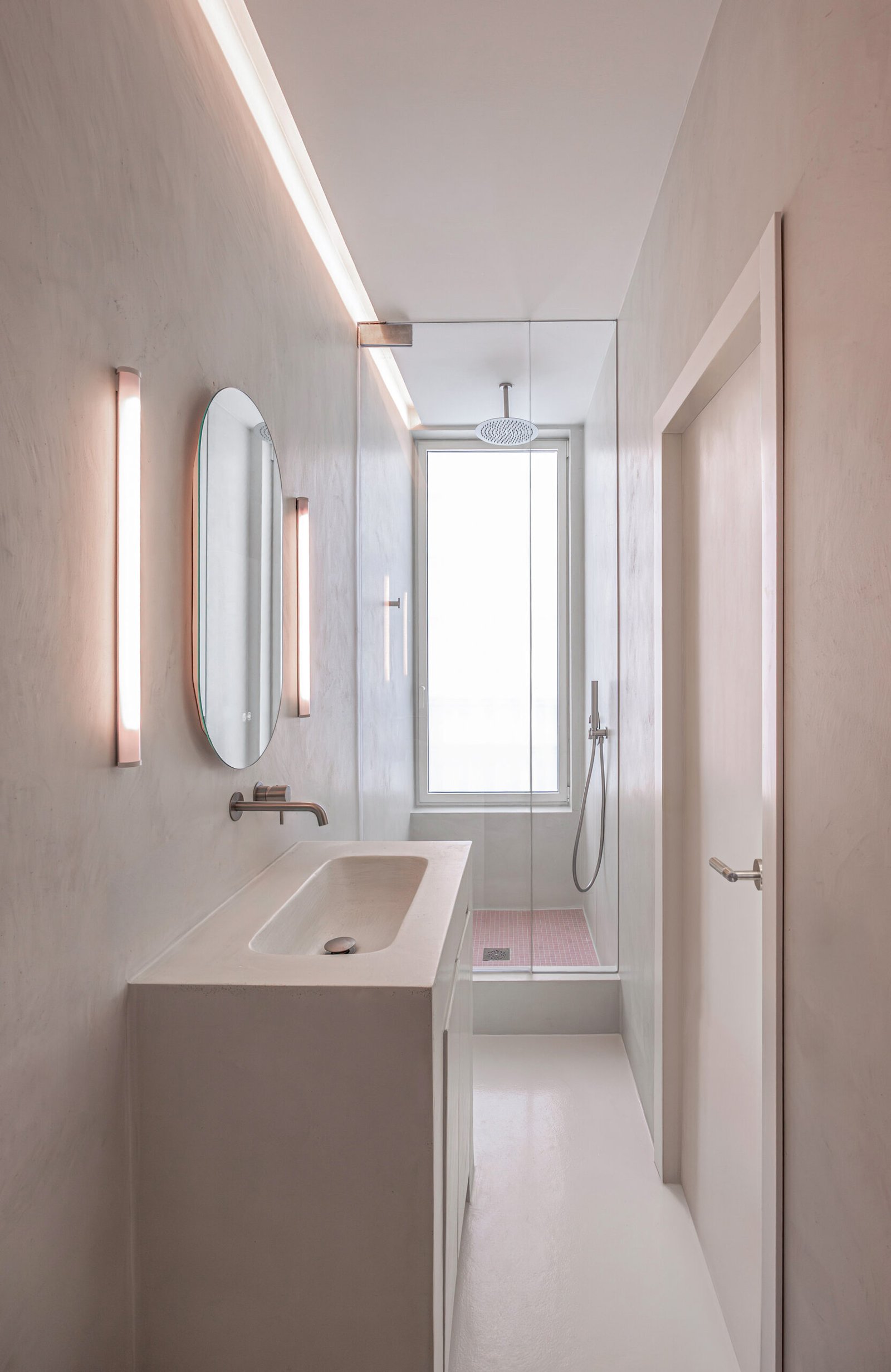 Iluminación continua en la vivienda Cyberpink de Minimal Studio en Mallorca