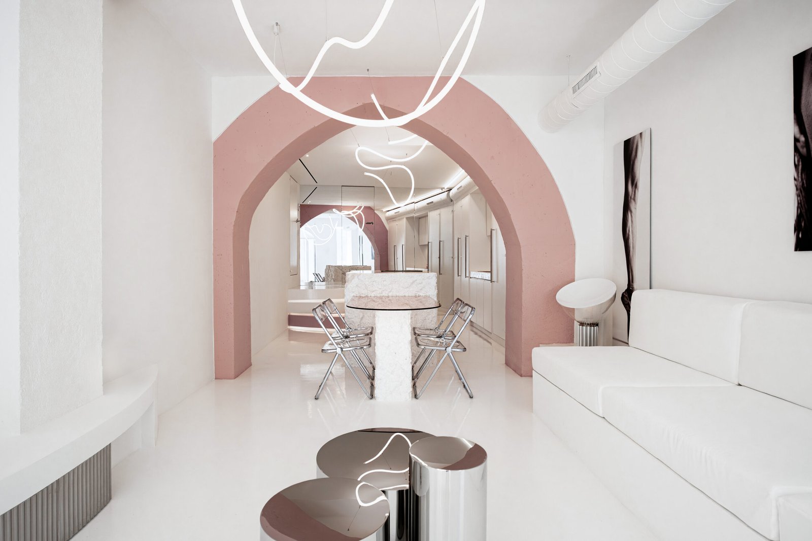 Diseño lumínico sobre acabado rosa en Cyberpink, proyecto de Worldlight