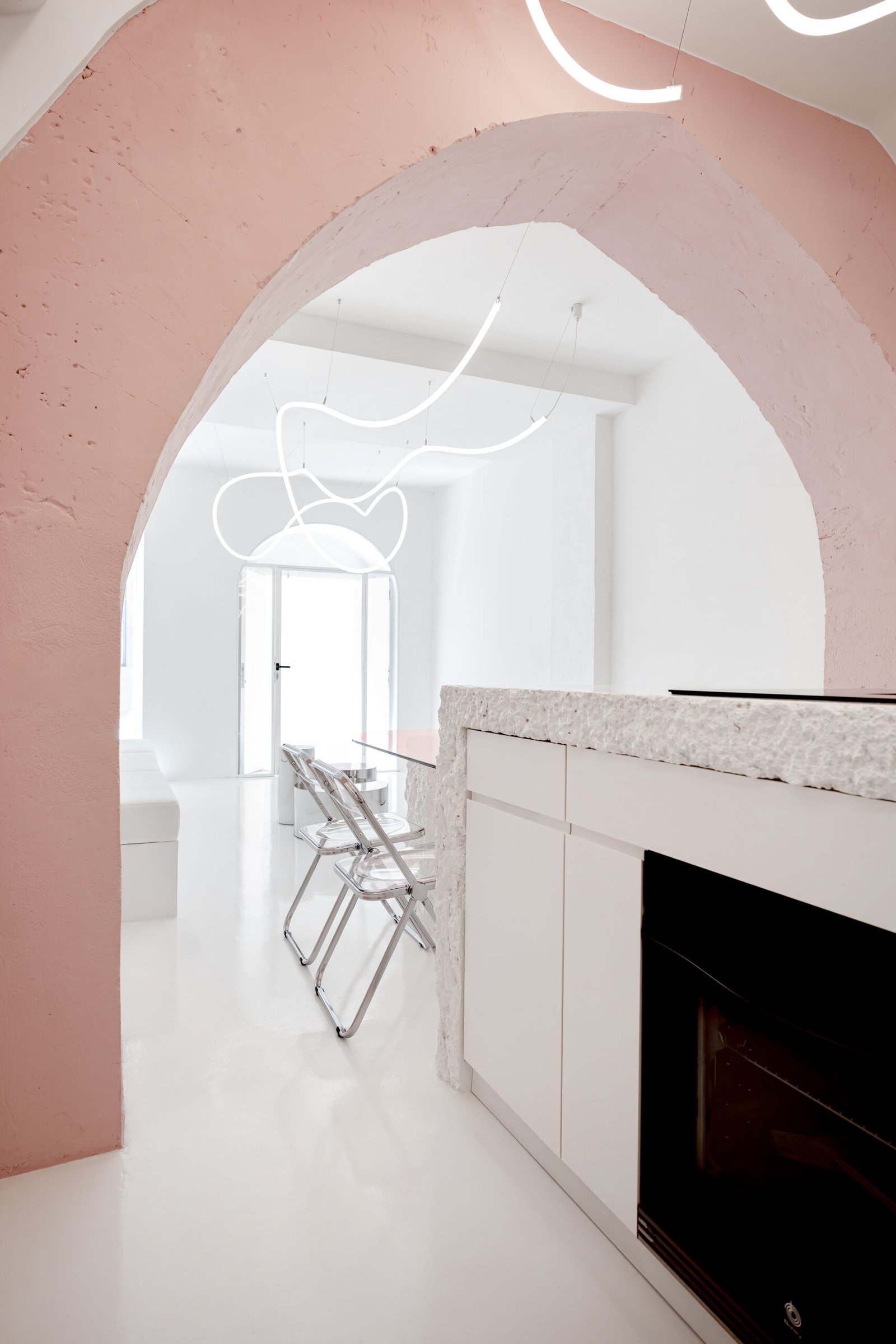 Iluminación continua en la vivienda Cyberpink de Minimal Studio en Mallorca
